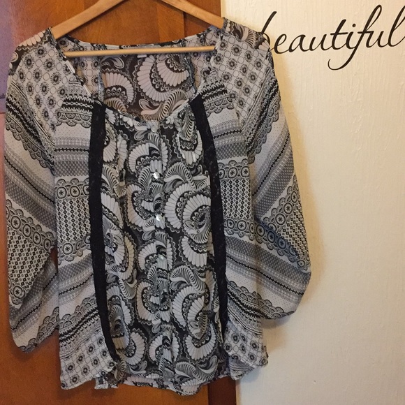 Valerie Stevens Tops - 💛 Valerie Stevens XL- sheer button down